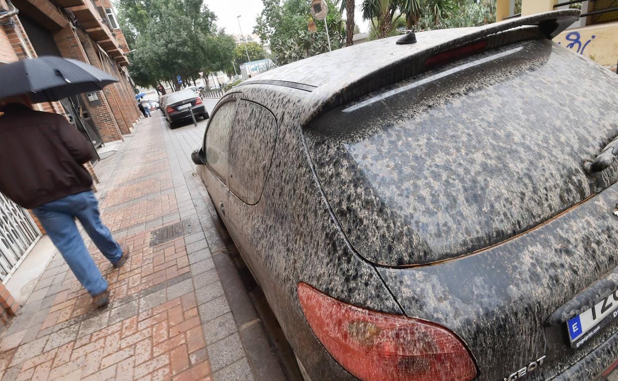 Un coche manchado de barro por un episodio de calima en Murcia. 