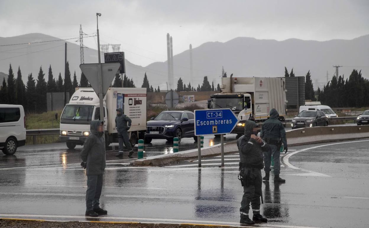 Agentes de la Guardia Civil en Escombreras para permitir el paso de los camiones. 
