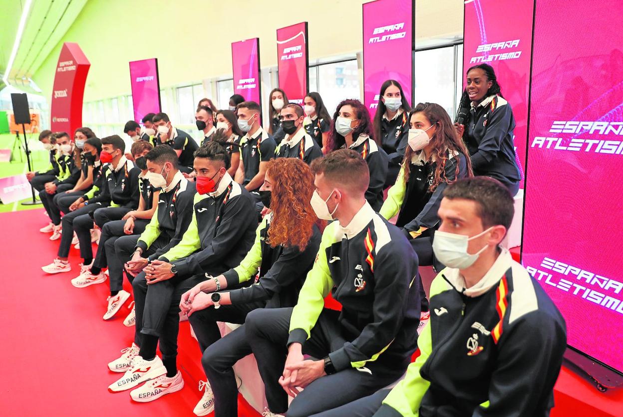 Mariano García, a la derecha en primer término, en la presentación de la selección española que competirá en Belgrado, el martes. 