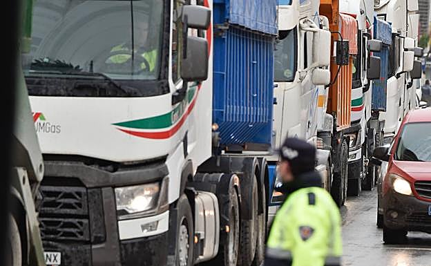 Galería. El centro de Murcia se llena de camiones por la huelga