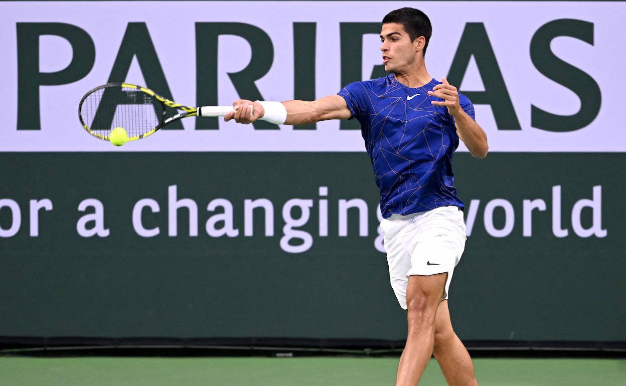 Carlos Alcaraz golpea una bola en el partido frente a Gaël Monfils.