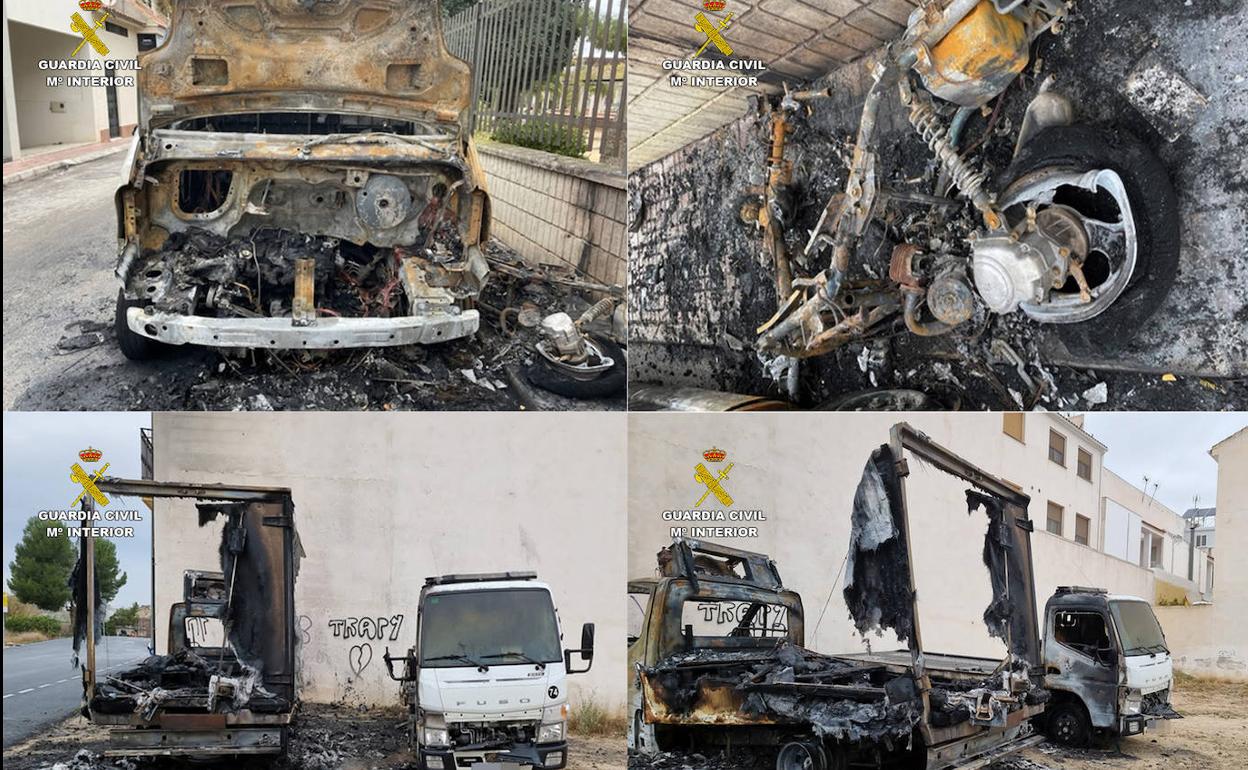 Los cuatro vehículos calcinados por el incendio.