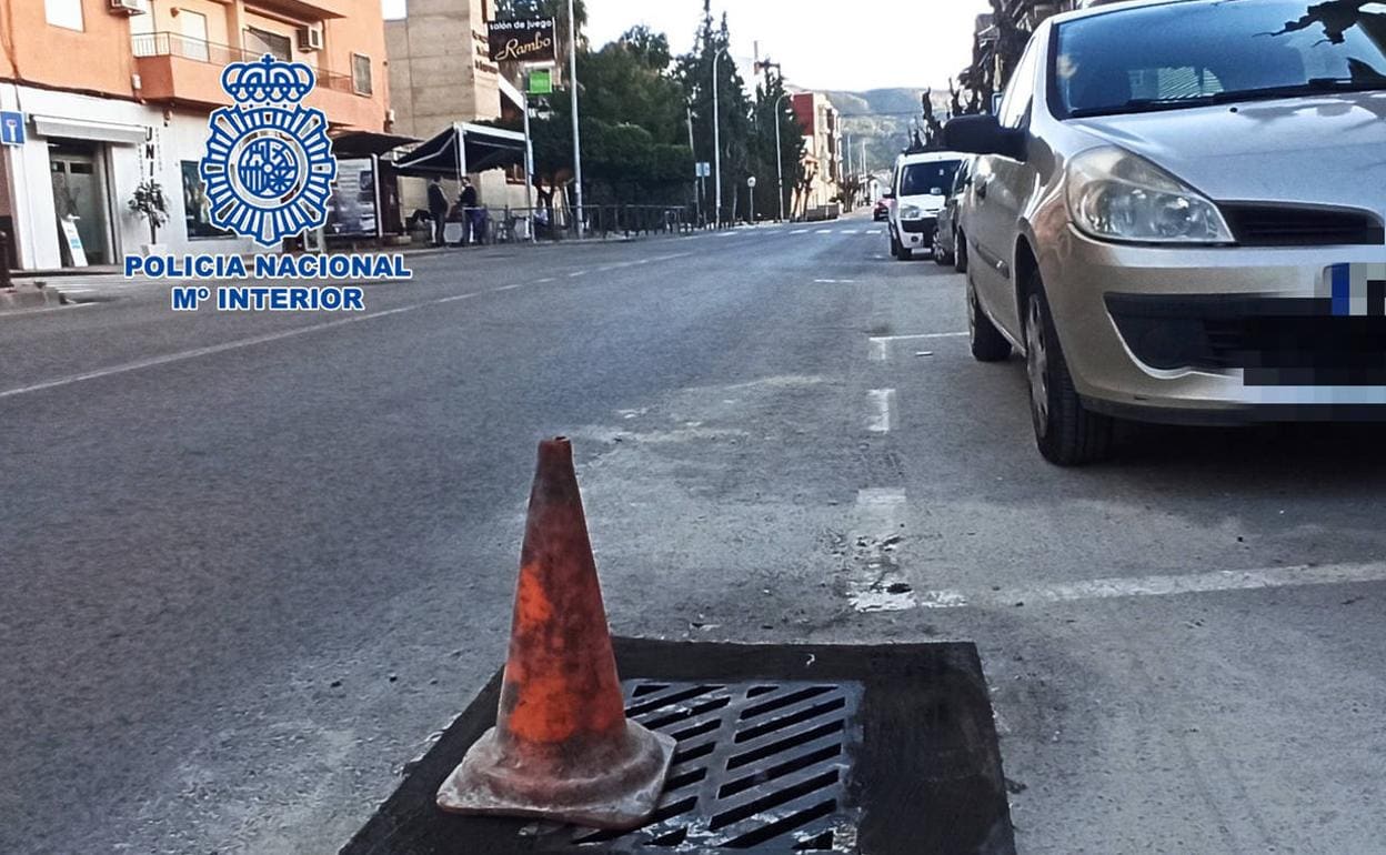 Detenido por llevarse una tapa de alcantarillado en el barrio murciano de  El Carmen | La Verdad