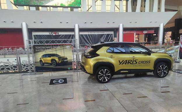 El nuevo Toyota Yaris Cross en el centro comercial Nueva Condomina, donde permanecerá expuesto este mes. 