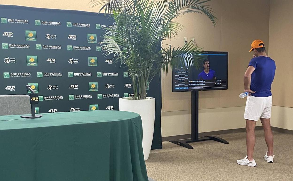 Rafa Nadal sigue el partido de Carlos Alcaraz en los cuartos de final de Indian Wells 2022.