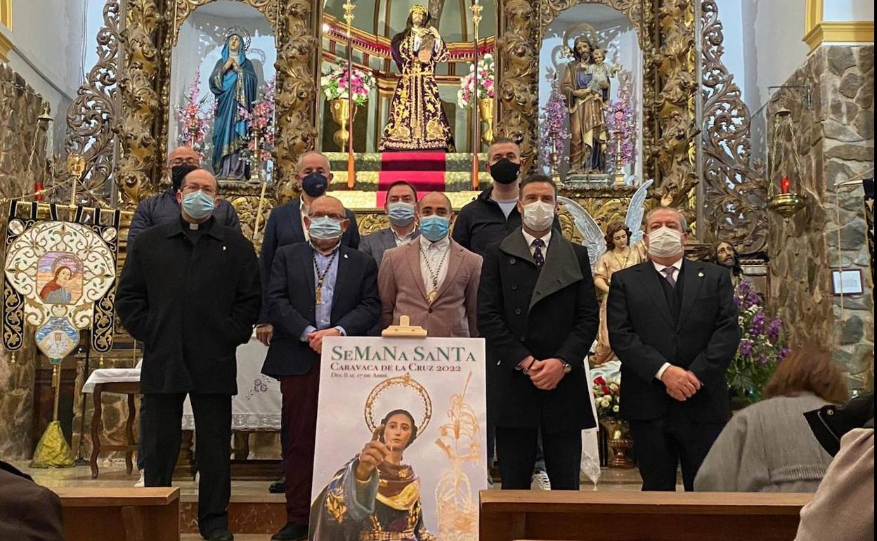 Representantes de las cofradías (segunda fila) posan junto al párroco de El Salvador, David Martínez; el presidente de la Agrupación de Cofradías de Semana Santa, Antonio Torres; el presidente de San Juan Evangelista, Martín Abril; el alcalde, José Francisco García; y el hermano mayor de la Vera Cruz, Luis Melgarejo. 