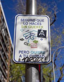 Imagen secundaria 2 - Arriba: Un banco etiquetado con su precio en el marco de la campaña #cuidateba. Abajo: Dos de los carteles de concienciación sobre el cuidado de los espacios públicos de la Comunidad de Madrid vandalizados.