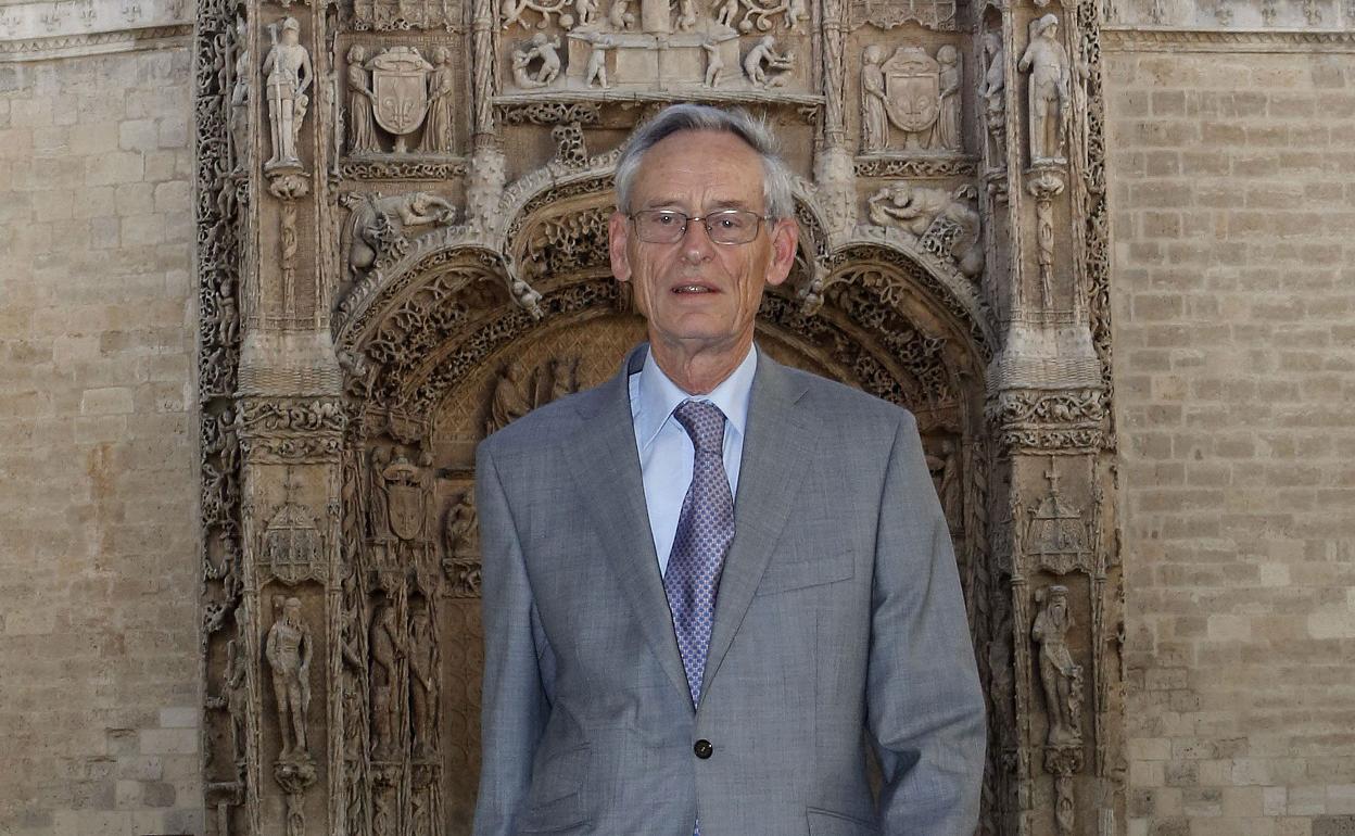 Premio Príncipe de Asturias de 1996. John Huxtable Elliott (1930-2022) en una visita a Valladolid..
