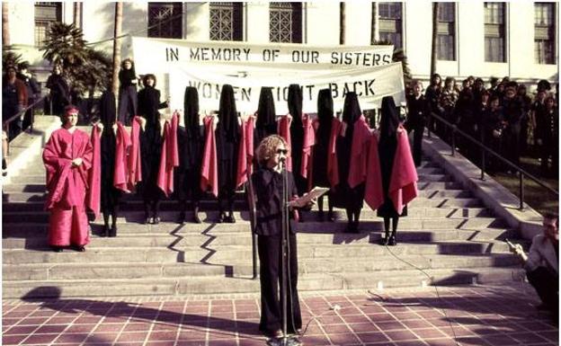 In Mourning and in Rage (1977). Performance feminista de los 70 de Lacy y Lobowitz. 