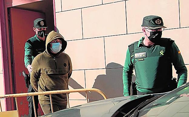 El presunto autor del crimen, Johan Styven, sale del juzgado junto a dos guardias civiles, el pasado 10 de febrero, para ser llevado a prisión.