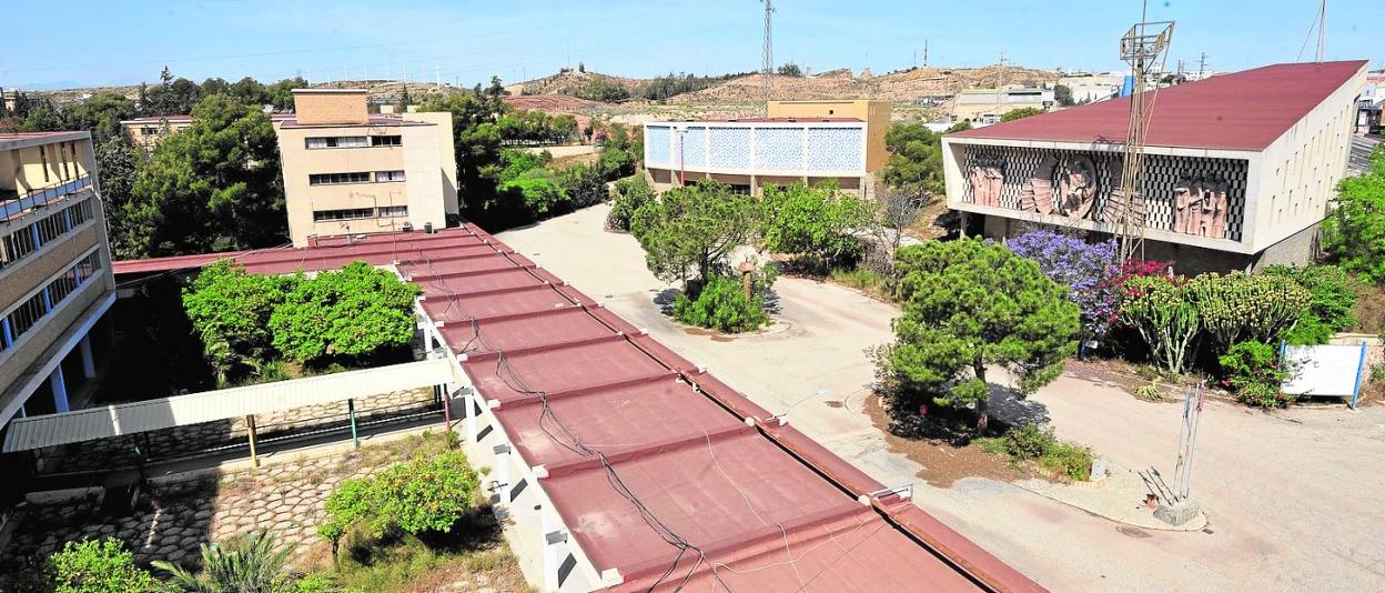 La plaza principal del complejo de Espinardo, con la unidad residencial (izquierda), el teatro, al fondo, y la iglesia. 