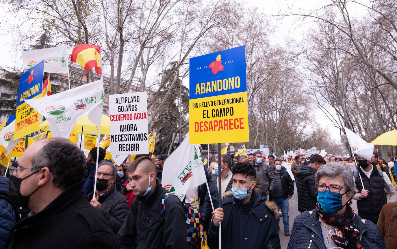 Fotos: Agricultores, ganaderos y cazadores murcianos participan en la manifestación de Madrid