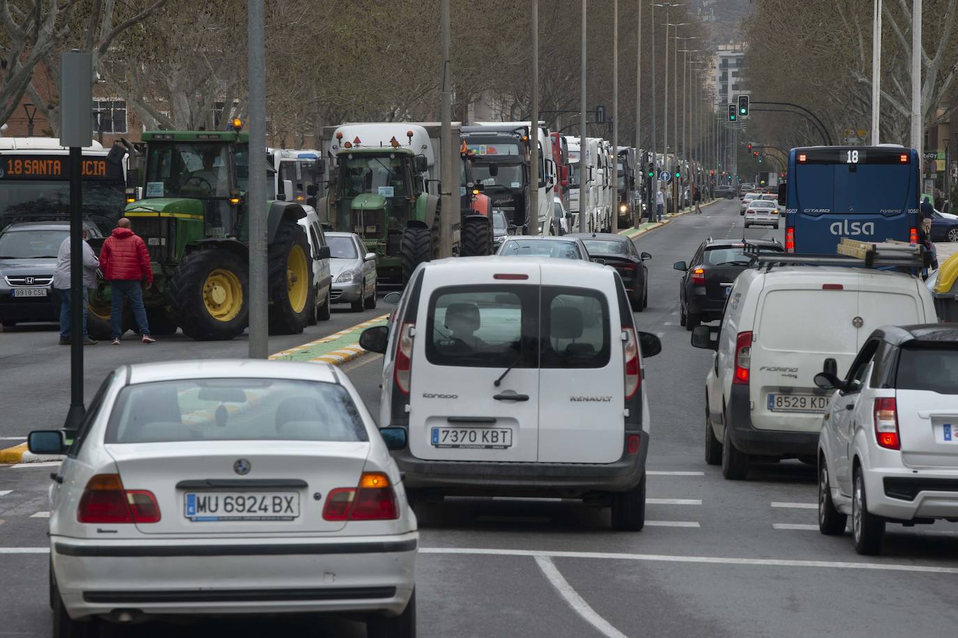 Fotos: Centenares de camioneros colapsan las calles de Cartagena, en imágenes