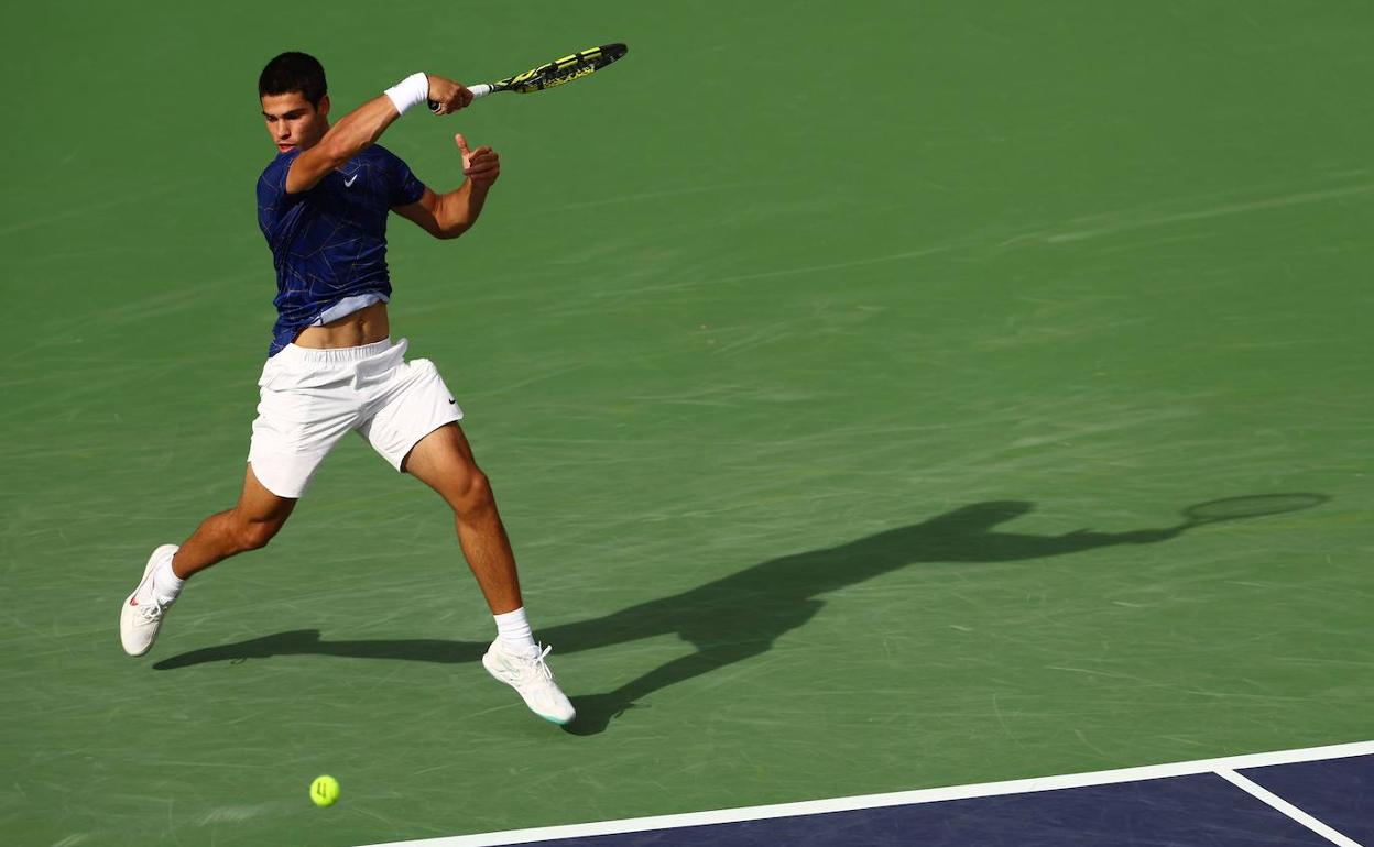 Carlos Alcaraz golpea con su derecha, durante el partido contra Rafa Nadal en Indian Wells.