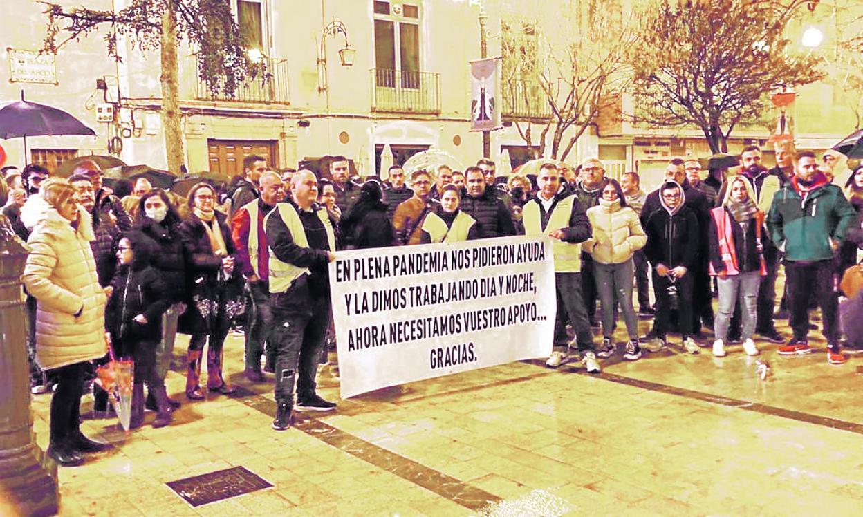 Transportistas concentrados con sus familias y vecinos en la plaza del Arco de Caravaca, anoche. 