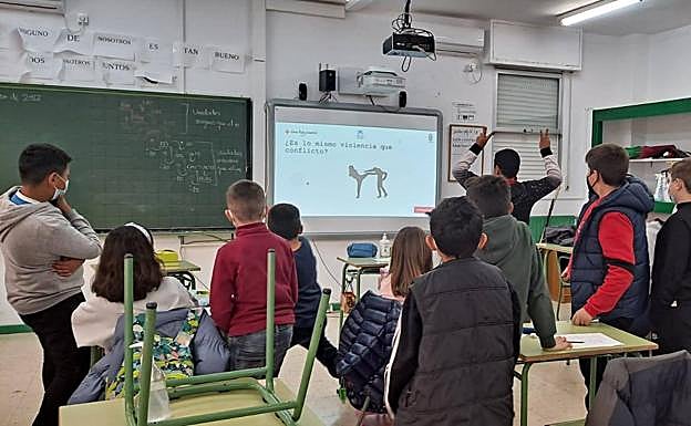 Los alumnos reciben formación para resolver conflictos de forma pacífica. 