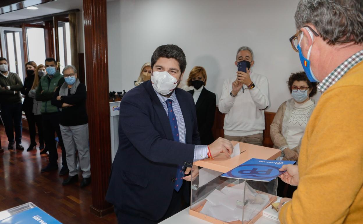 López Miras ejerce su derecho al voto en la sede del PP de Lorca