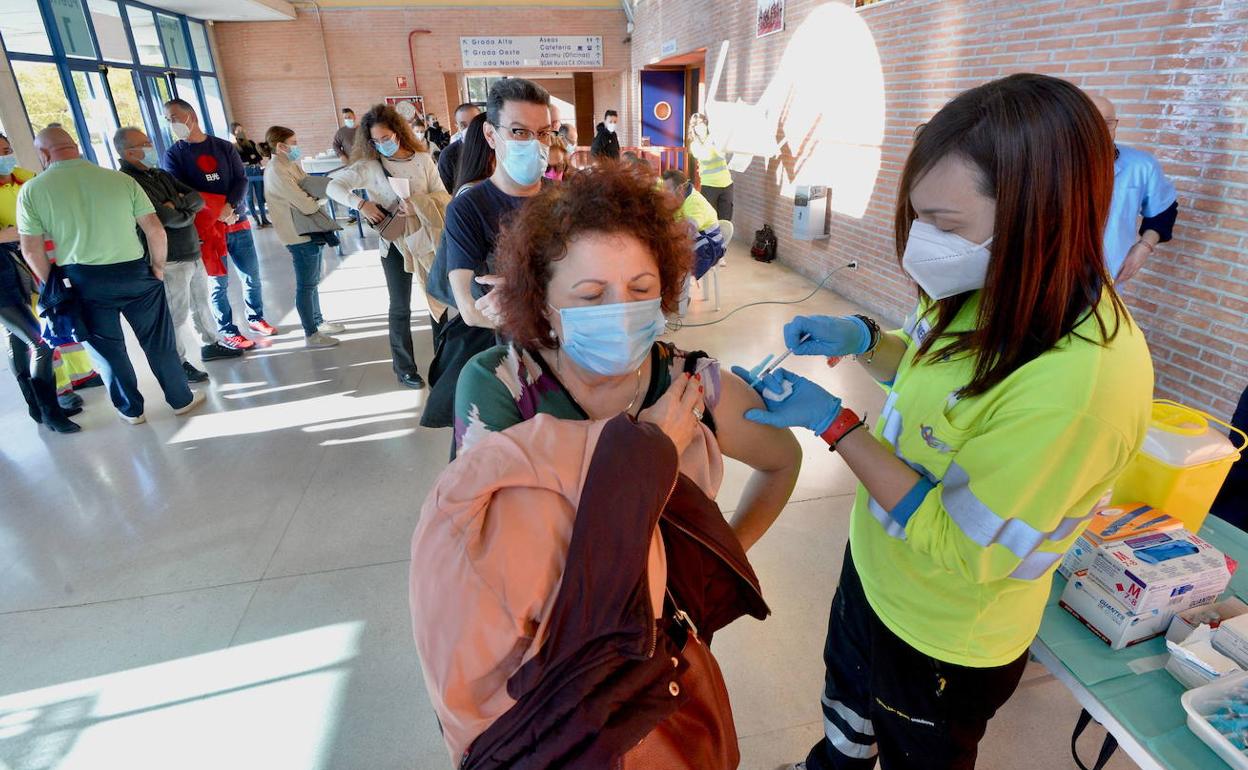 Una sanitaria vacuna a una mujer en Murcia, en una imagen de archivo.