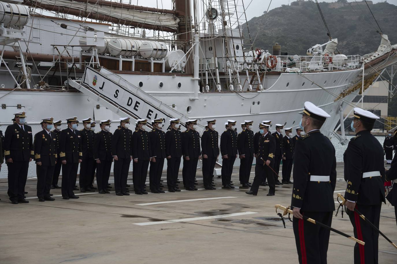 Fotos: Elcano zarpa tras ocho horas en Cartagena y deja su impronta en el dique de cruceros