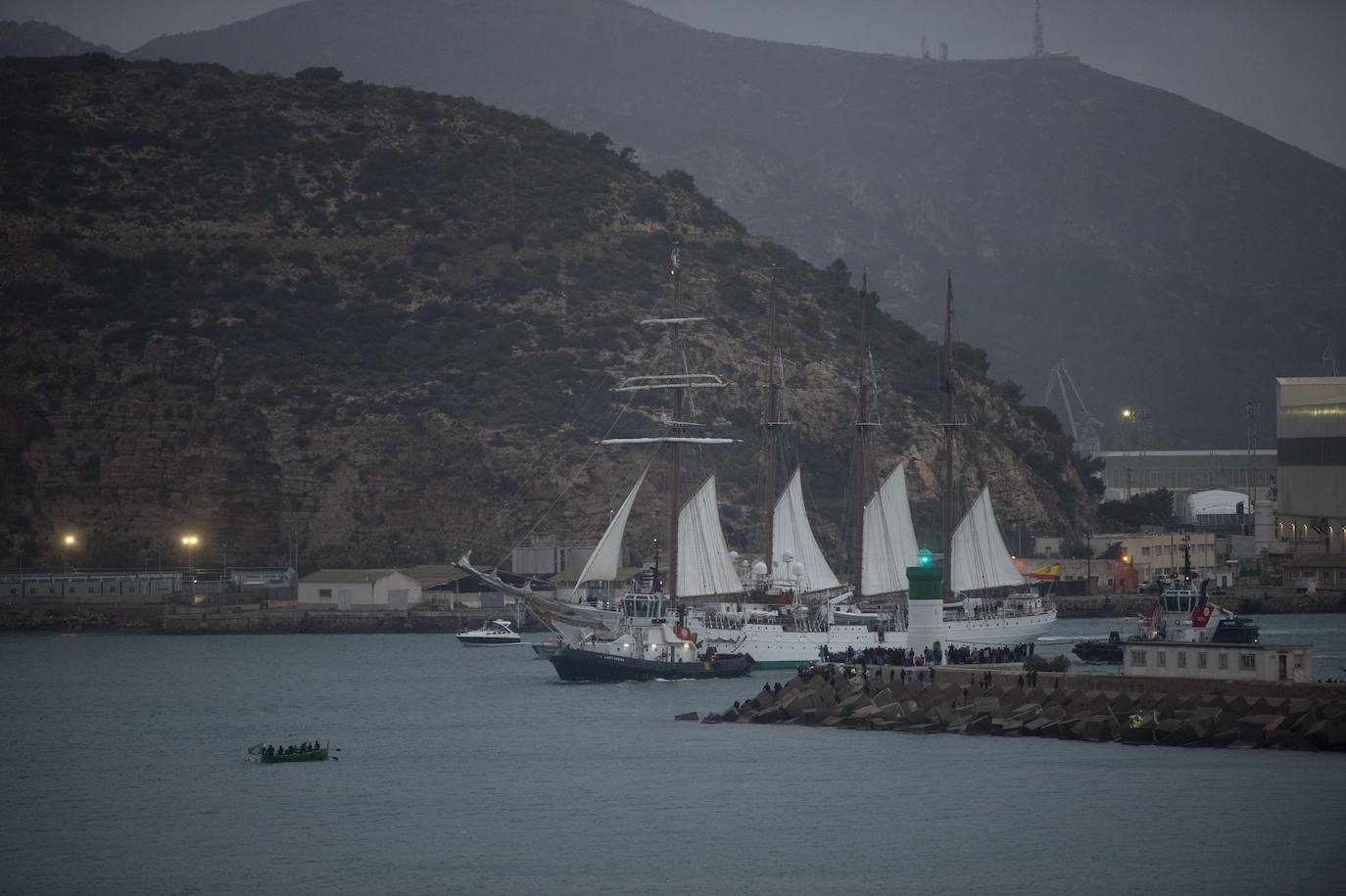 Fotos: Elcano zarpa tras ocho horas en Cartagena y deja su impronta en el dique de cruceros