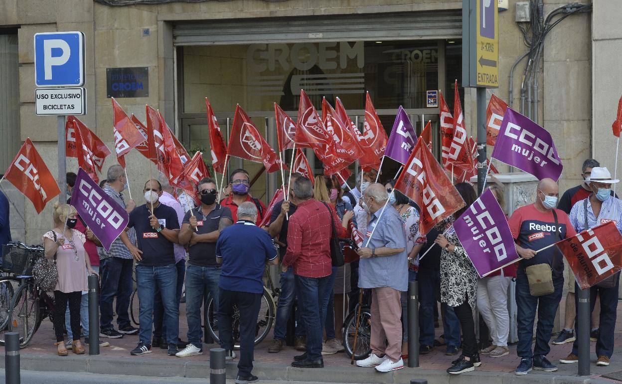 Foto de archivo de una protesta sindical a las puertas de la patronal Croem. 