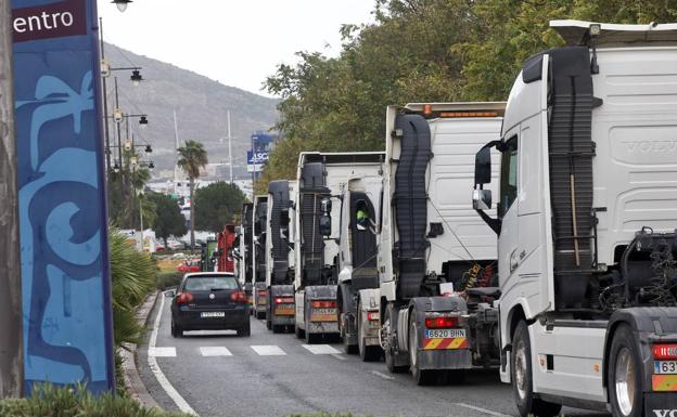 Los camioneros colapsan por tercer día las avenidas de Cartagena por el precio del combustible