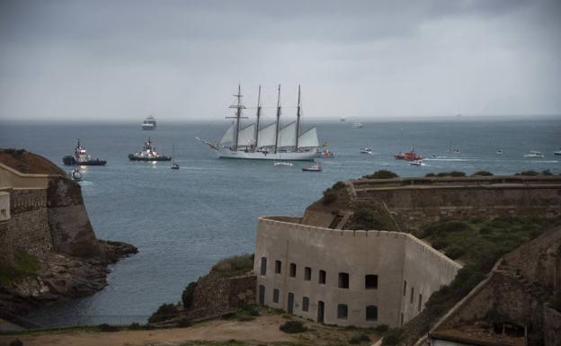 El buque ElCano a su marcha a Cartagena este martes. 