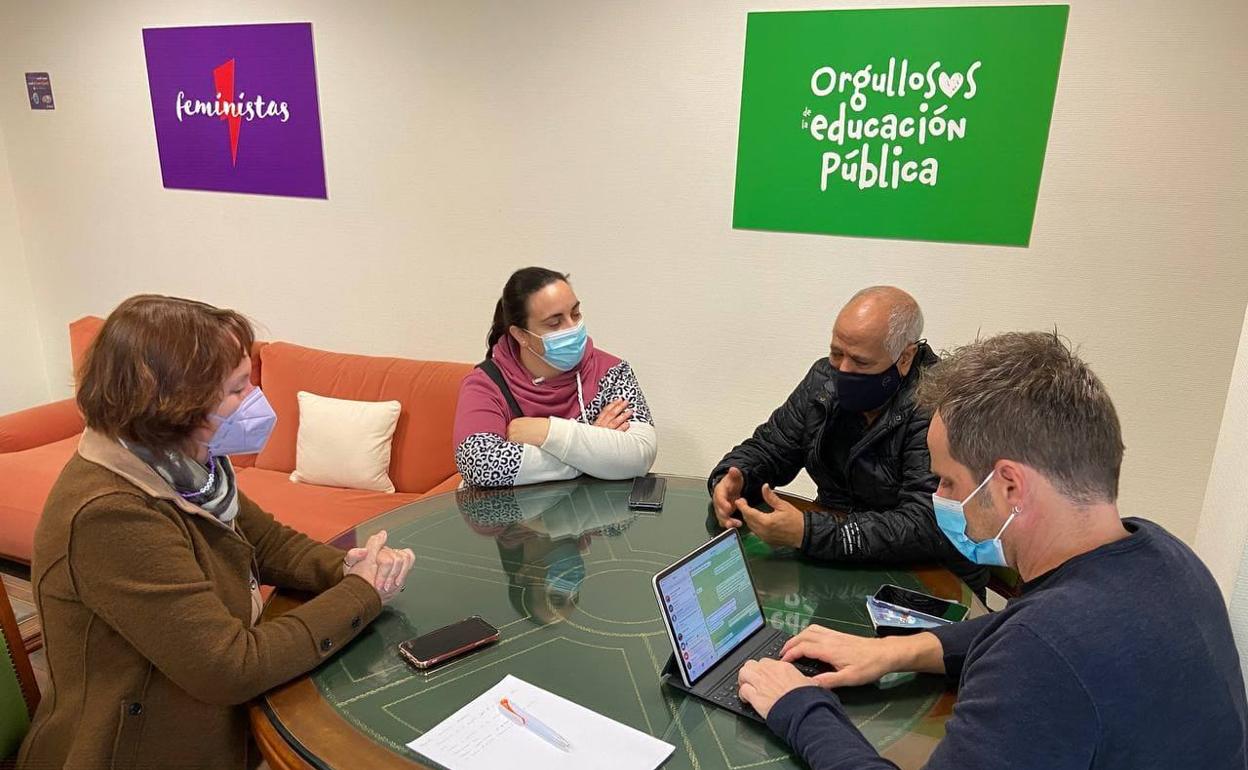 La portavoz regional de Podemos, y Larbi Hamuad, representante de la Delegación Saharaui en la Región de Murcia y del Frente Polisario. 