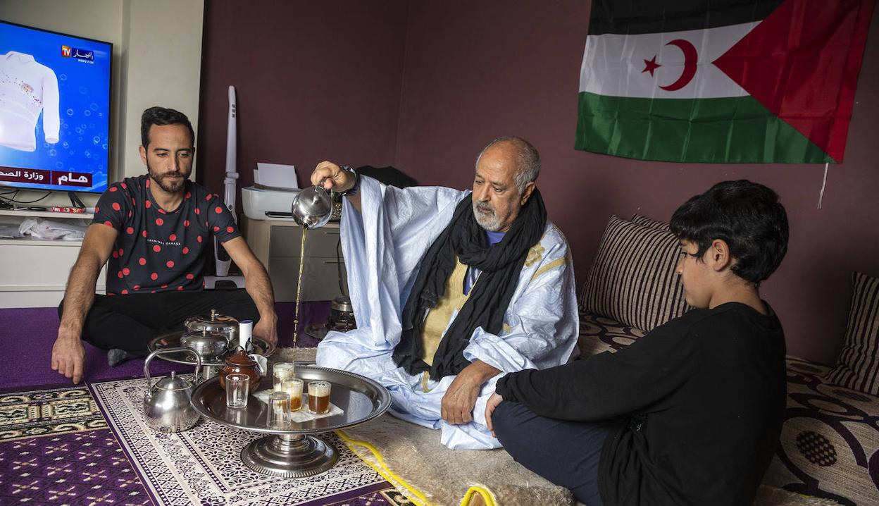 Larbi Hamad disfruta de una infusión junto a sus hijos Najim y Samy en su casa de Cartagena. 