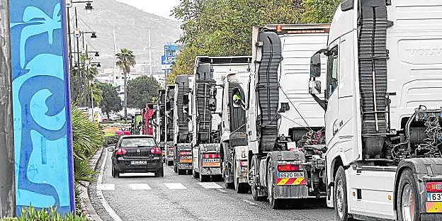 El Gobierno intensifica las medidas contra el desabastecimiento y prohíbe las caravanas