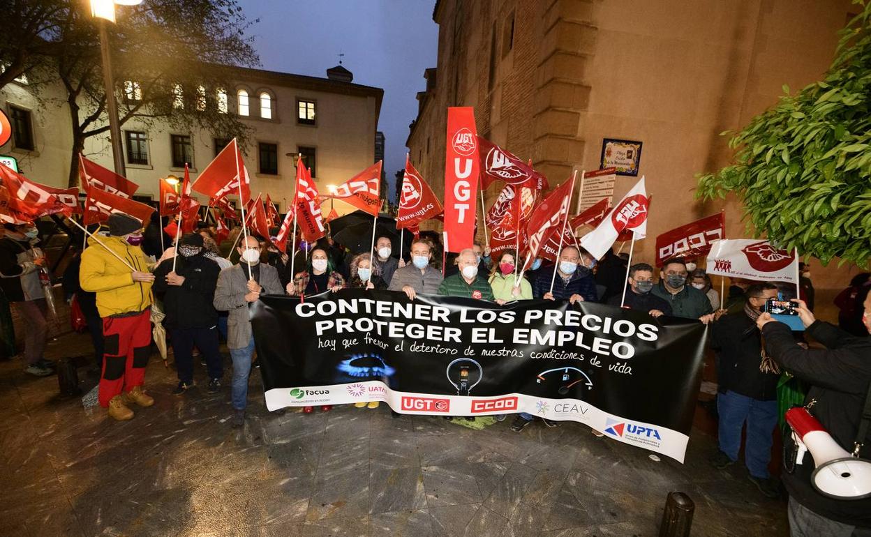 Un momento de la protesta convocada por los sindicatos, en la puerta del palacio de San Esteban, en Murcia.