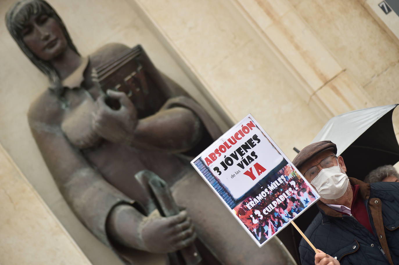 Fotos: Arranca el juicio contra los jóvenes acusados de causar daños en las vías del tren a su paso por Murcia