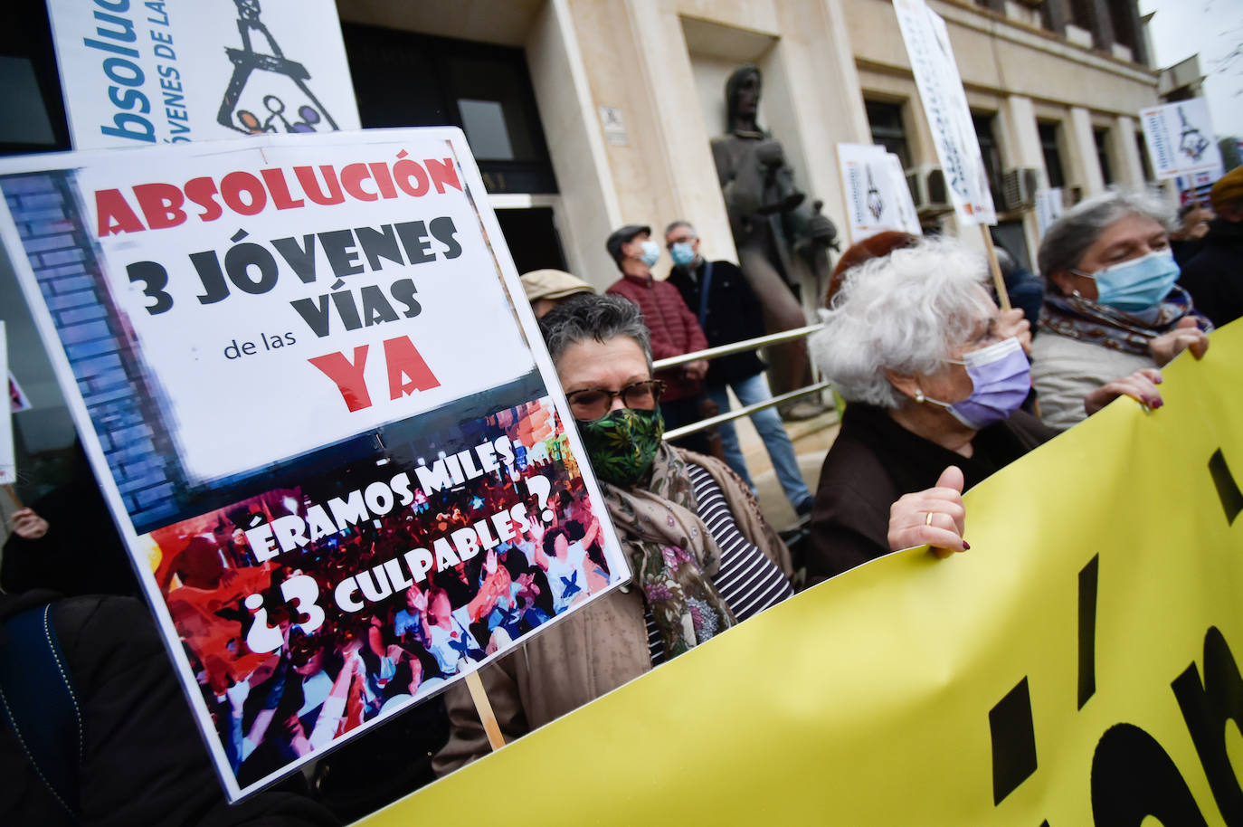 Fotos: Arranca el juicio contra los jóvenes acusados de causar daños en las vías del tren a su paso por Murcia