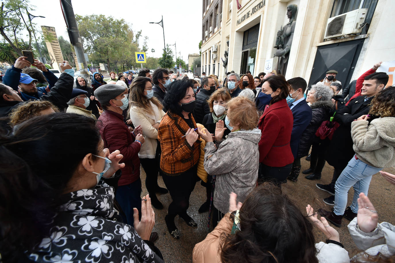 Fotos: Arranca el juicio contra los jóvenes acusados de causar daños en las vías del tren a su paso por Murcia