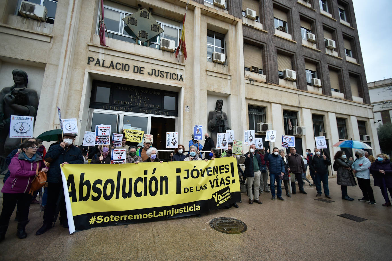 Fotos: Arranca el juicio contra los jóvenes acusados de causar daños en las vías del tren a su paso por Murcia