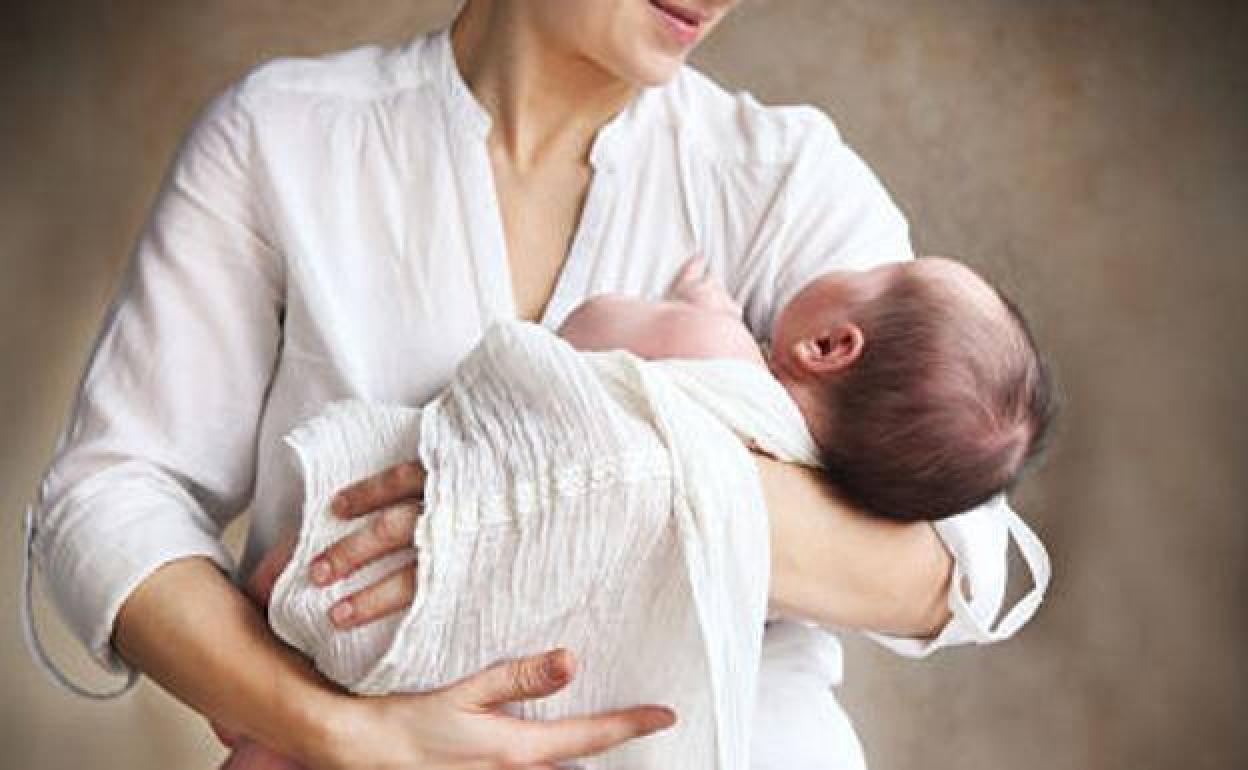 Una madre soltera logra acumular los permisos de maternidad y paternidad