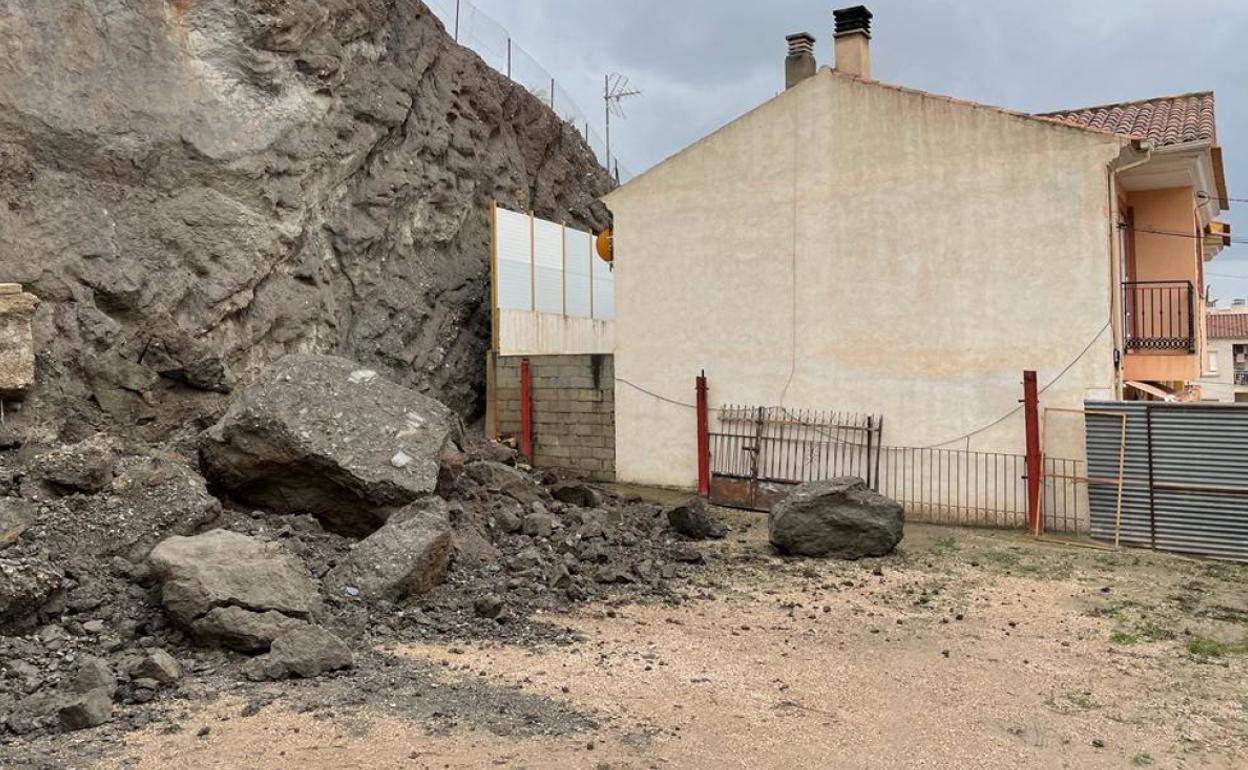 Derrumbe de rocas junto a la vivienda que ha sido desalojada en el barrio de Los Ángeles, Lorca. 