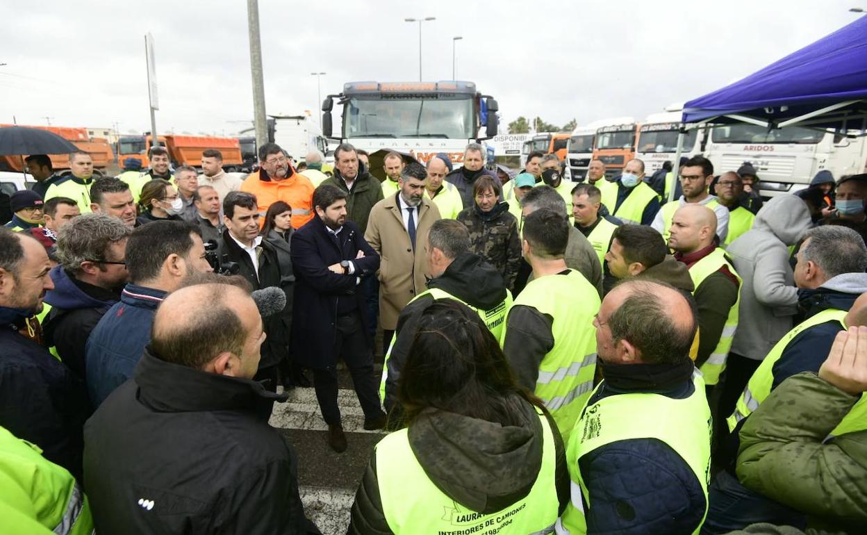 Fernando López Miras, reunido con los huelguistas, este jueves por la mañana.