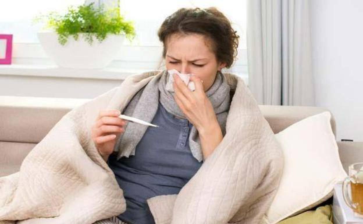 Mujer con síntomas de gripe, en una imagen de archivo.