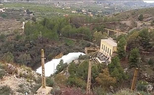 Salto de agua por las compuertas del pantano de la Cierva. 