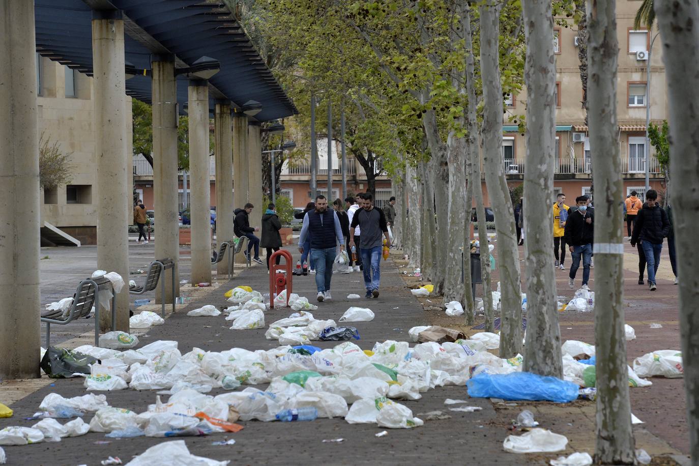 Fotos: Quejas entre los vecinos de Murcia por la imagen de decenas de jóvenes orinando en el río Segura