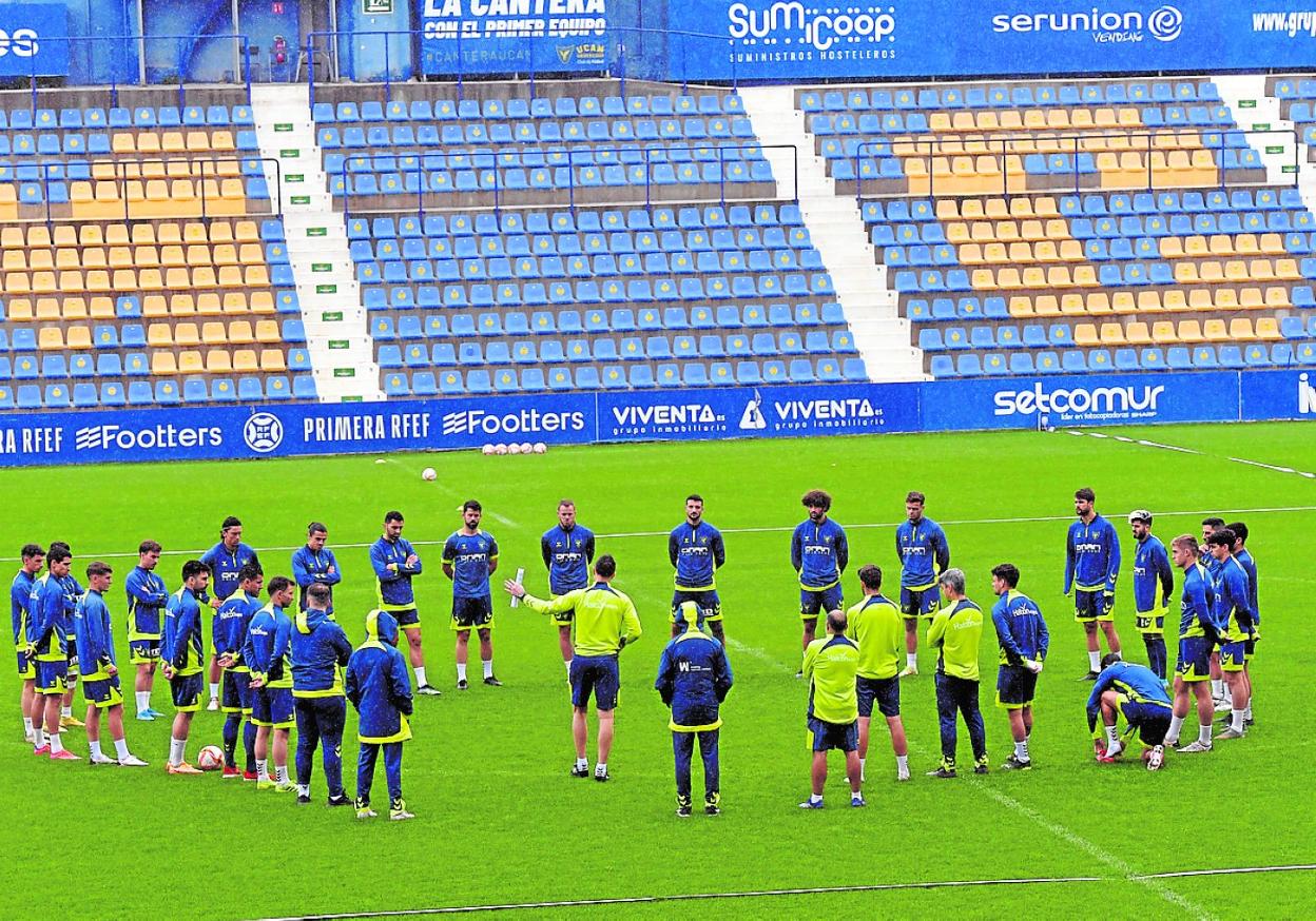 Aira habla con sus jugadores en el primer entrenamiento con el UCAM. 