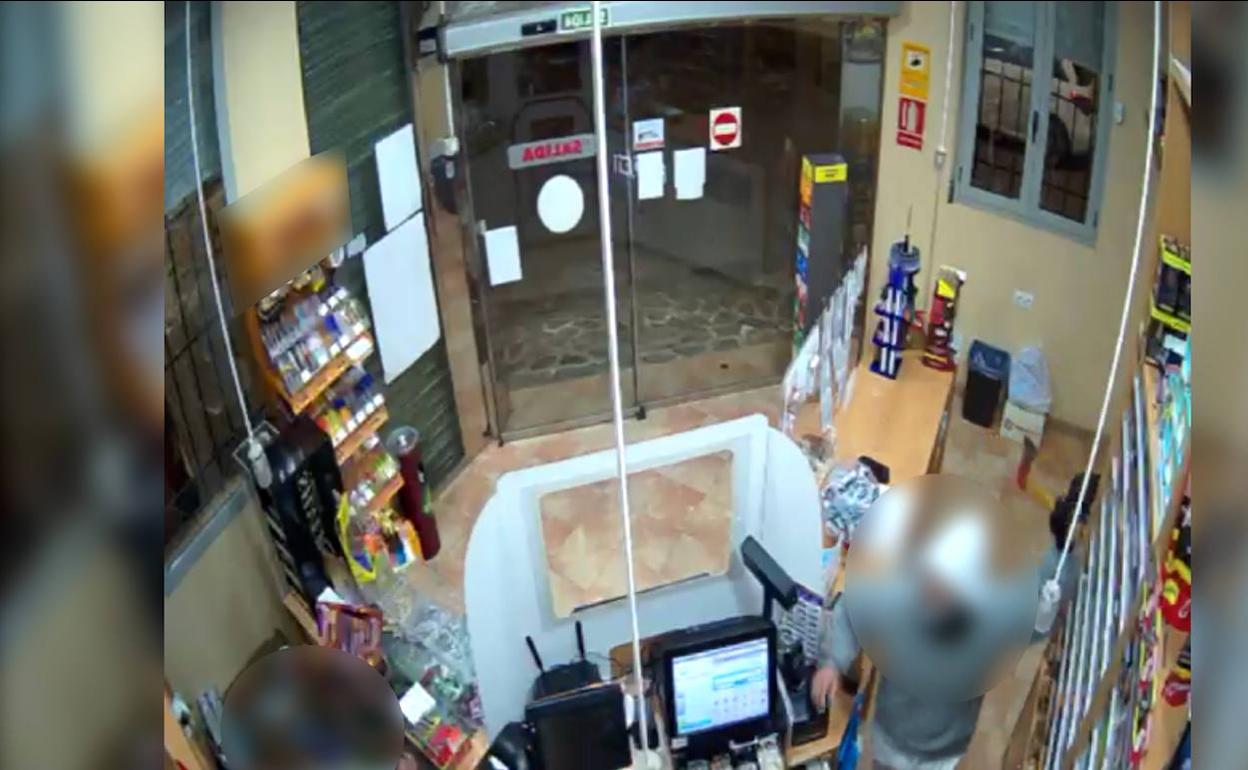 El detenido intimida al trabajador de un estanco con un hacha.