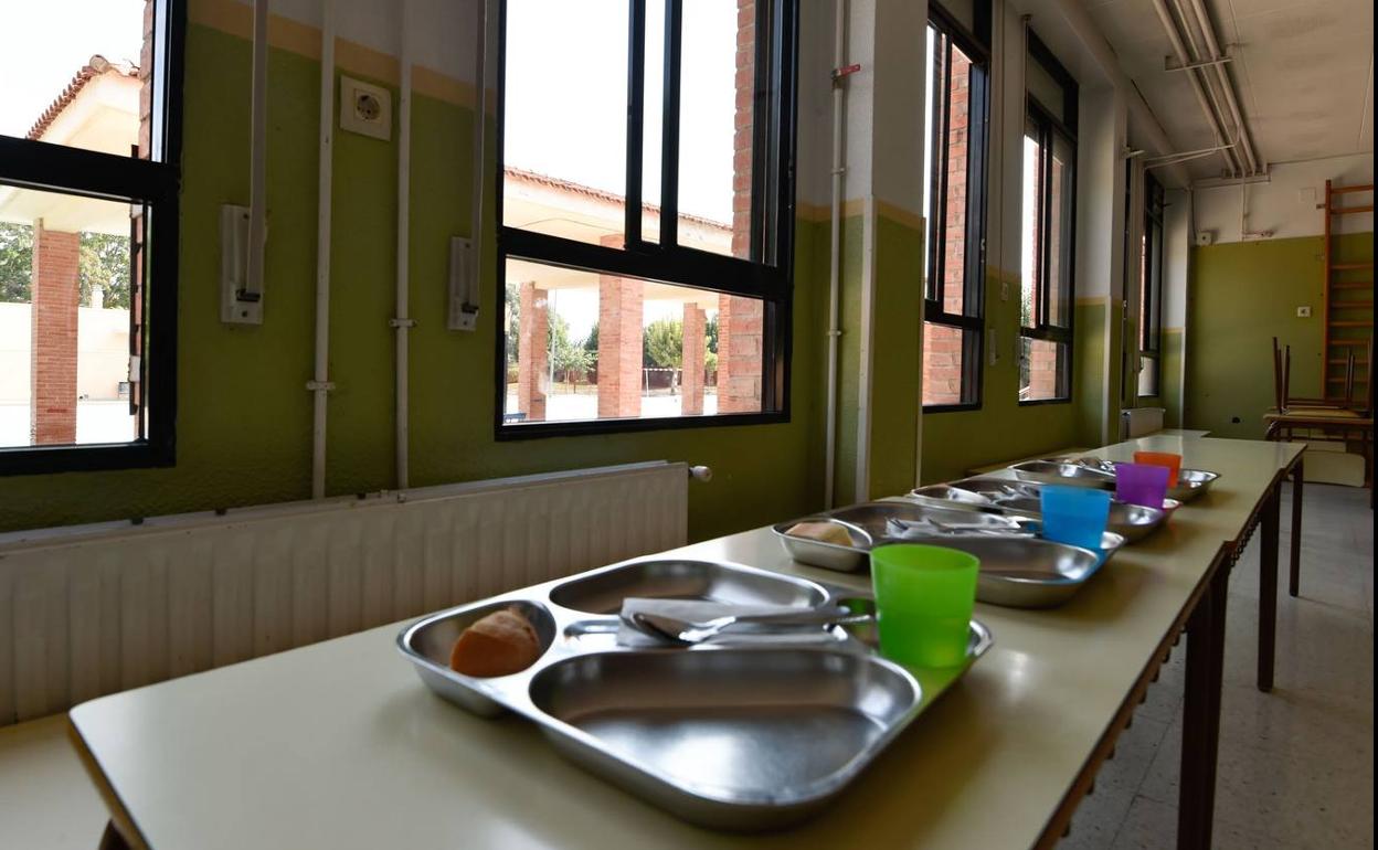 Bandejas para servir menús escolares en una imagen de archivo.