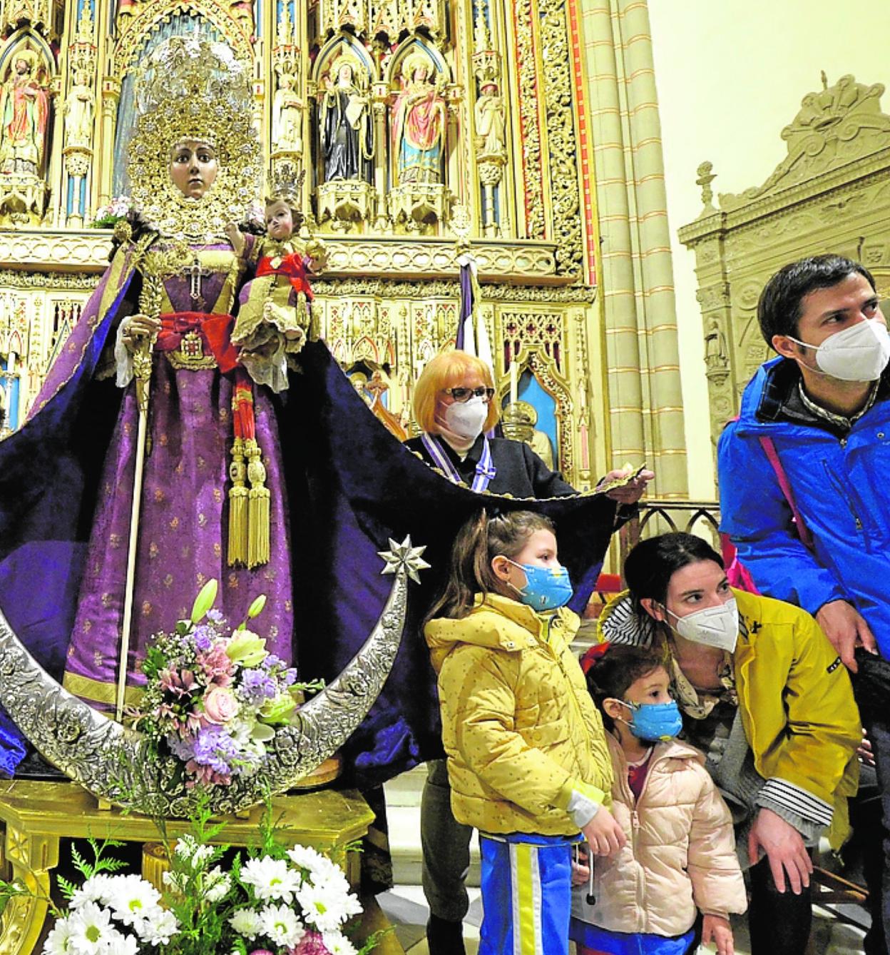 Los niños pasaron el viernes bajo el manto de la Virgen. 
