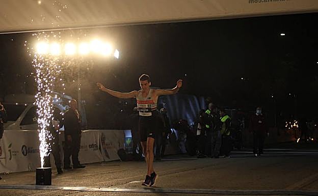 Mariano García cruzando la línea de meta. 