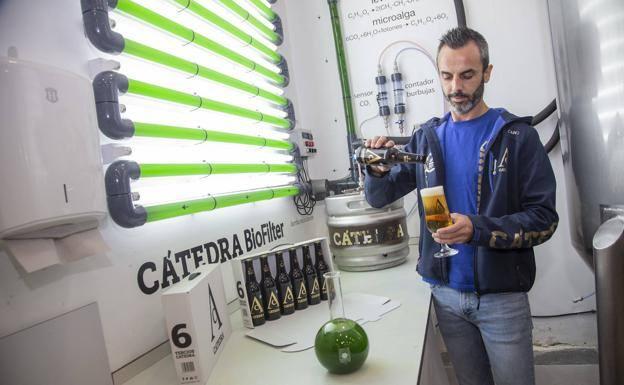 Cátedra BioFilter es un fotobiorreactor tubular capaz de eliminar las emisiones de C02 en la elaboración de cerveza a través de microalgas.