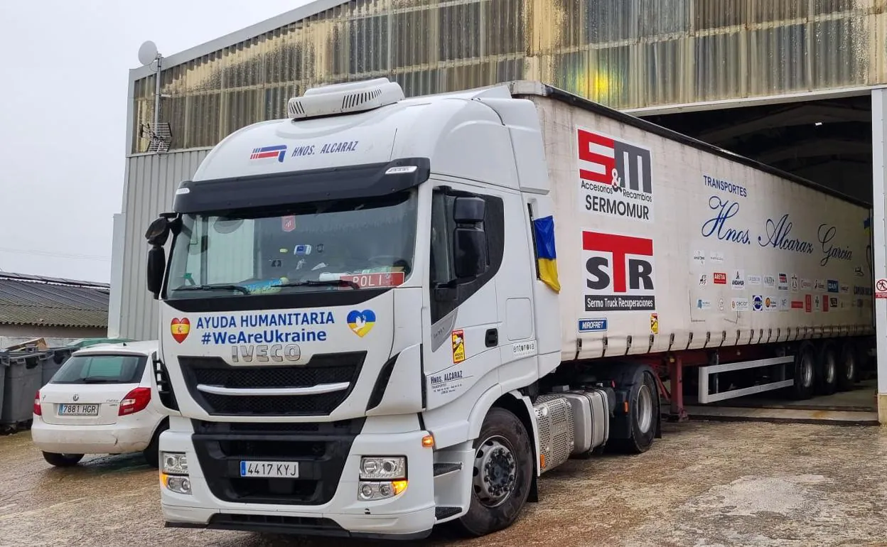 Camión preparado para viajar hasta Ucrania cargado con ayuda humanitaria.