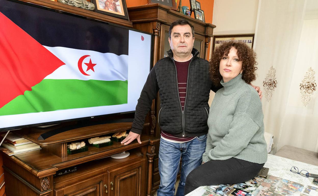 María José y su marido, Ricardo, en su casa de Mula, con la bandera saharaui. 