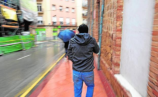 Ahmed pasea por el barrio del Carmen, en Murcia.